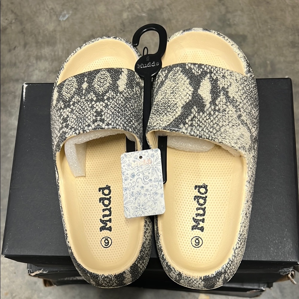 Cream and Black Womens Slide Sandals